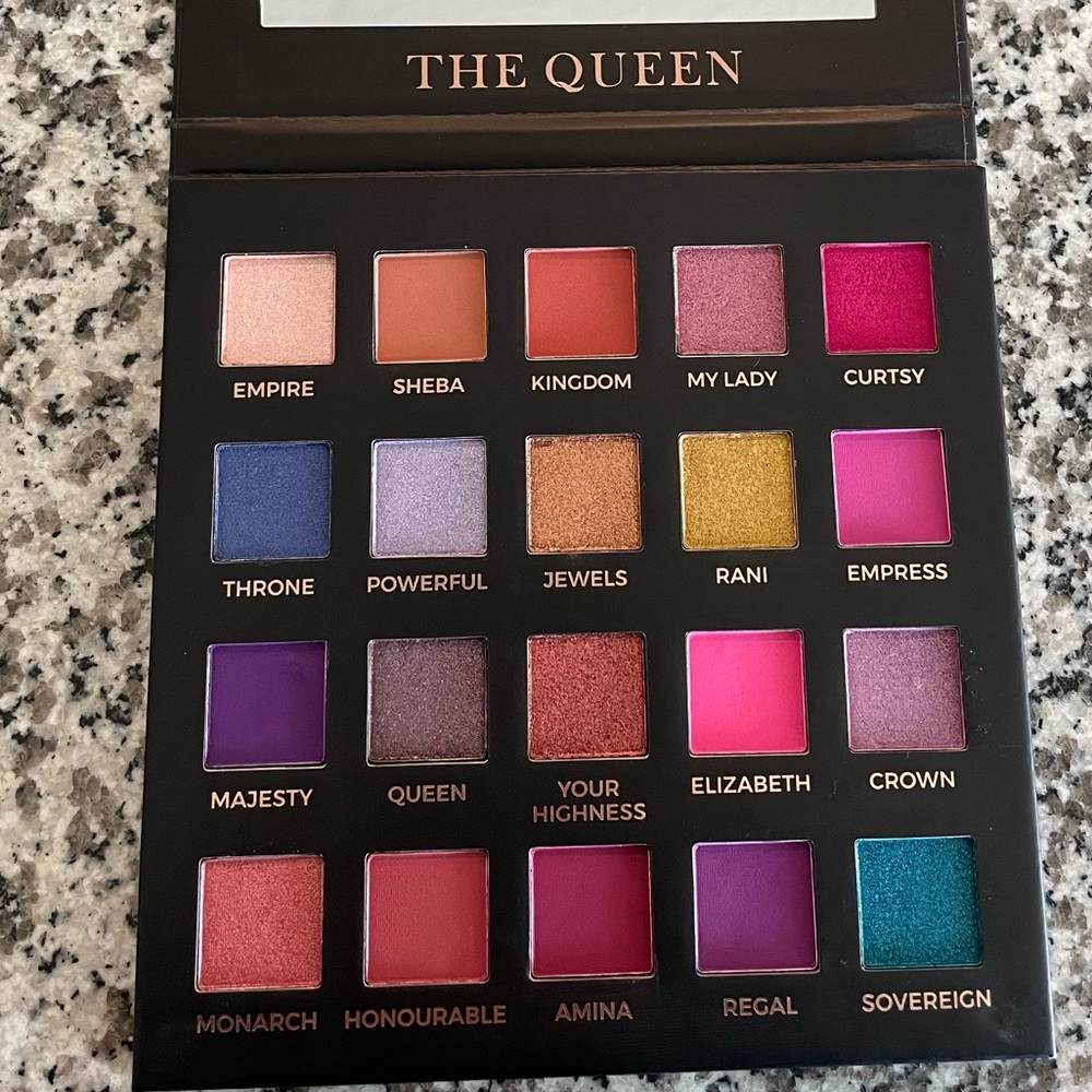 Eloise The Queen eyeshadow palette